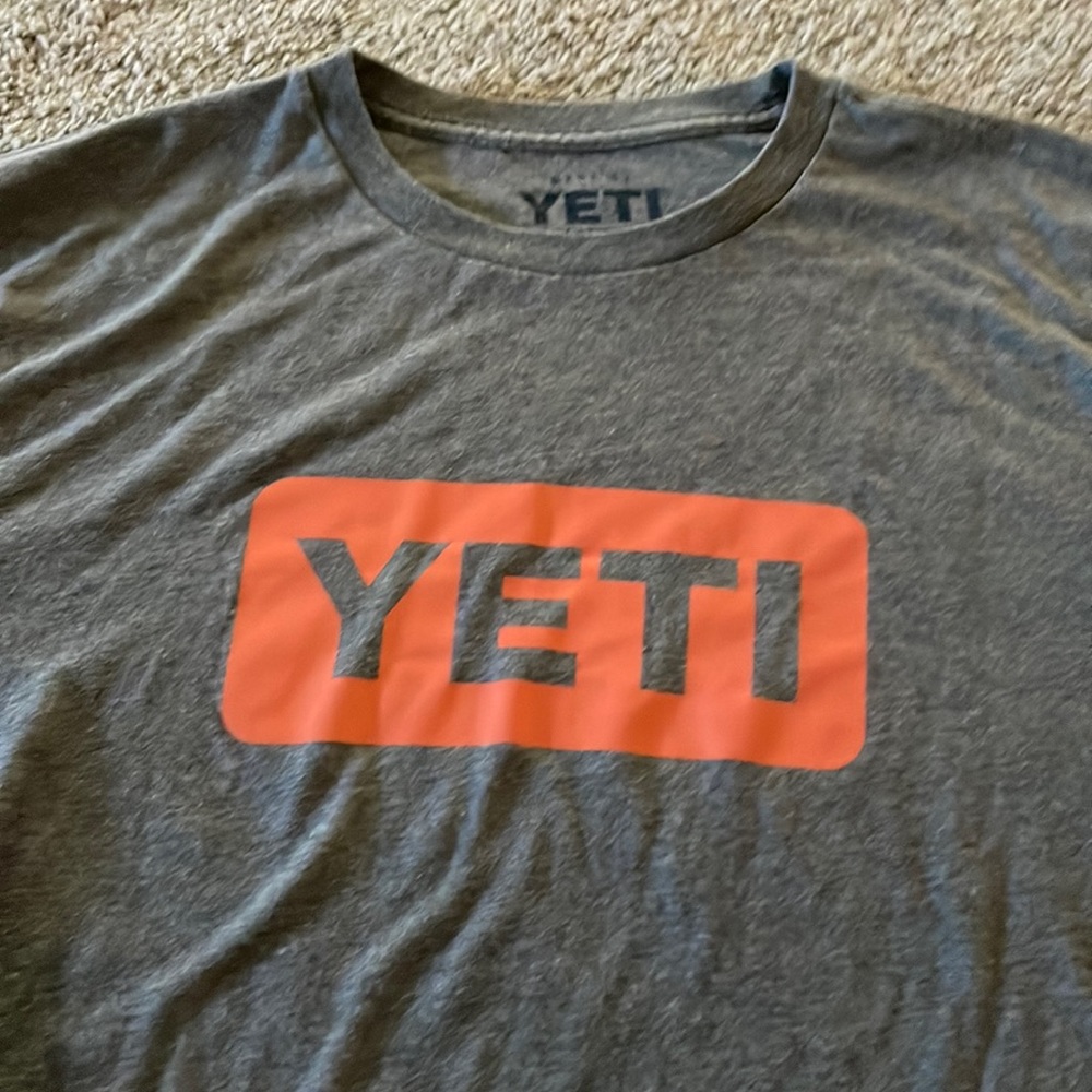 Grey T shirt large “YETI”